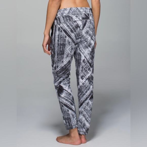 Lululemon Namaskar Relaxed Track Pant II In Heat Wave White Black 4 Athleisure - Picture 4 of 16
